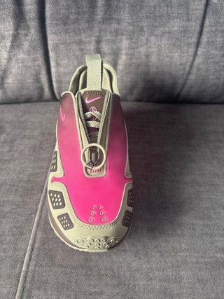 Zapatillas deportivas marrones y rosas