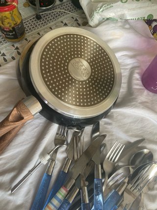 Juego de cubiertos de plástico y metal