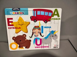 Puzzles infantiles + Dominó + bolsa Mickey Mause.