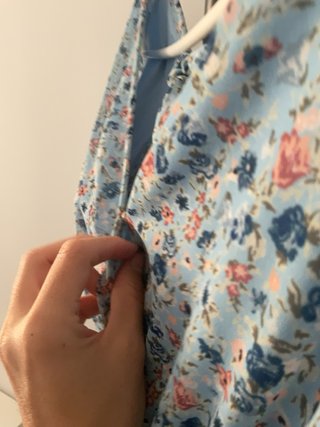 Vestido Polin et moi floral azul con broche escote