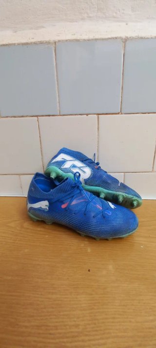 Botas de fútbol Puma azules y blancas