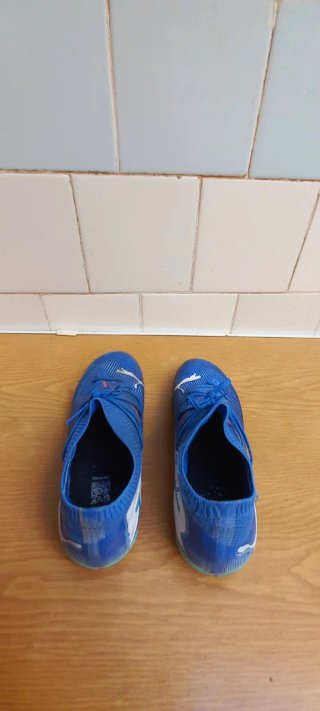 Botas de fútbol Puma azules y blancas
