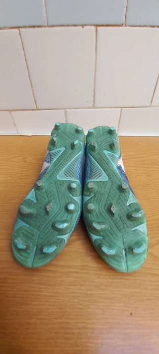 Botas de fútbol Puma azules y blancas