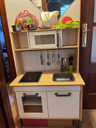 Cocinita de madera Ikea con accesorios