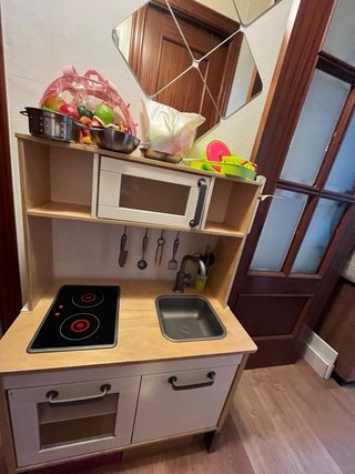 Cocinita de madera Ikea con accesorios