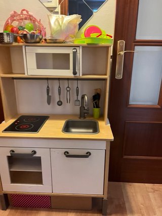 Cocinita de madera Ikea con accesorios