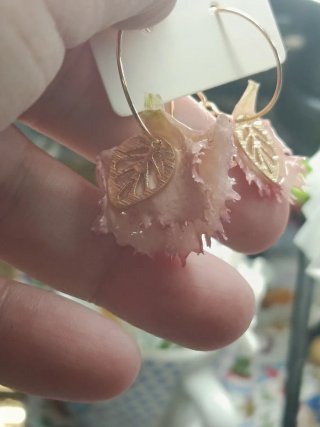 Aros con pétalos de clavel dorados