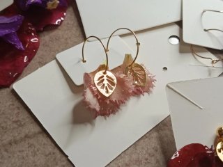 Aros con pétalos de clavel dorados