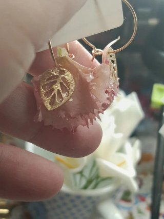 Aros con pétalos de clavel dorados