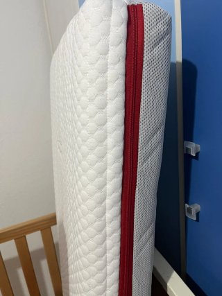 Cuna de bebé de madera con colchón nuevo
