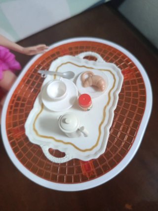 Barbie che fa colazione