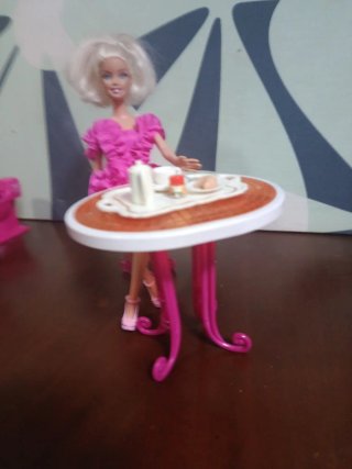 Barbie che fa colazione