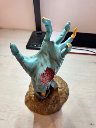 Figura mano zombi One More Life