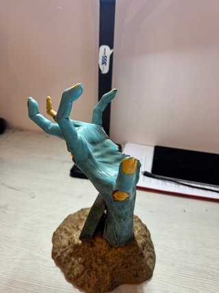 Figura mano zombi One More Life
