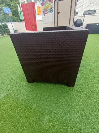 Divano in rattan marrone