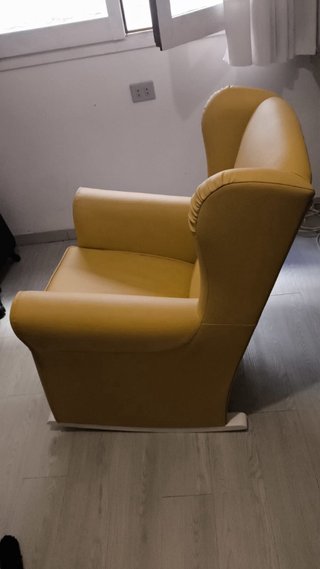 Mecedora estilo wingback casi nueva