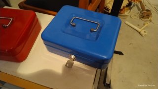 Cofre o caja de metal para guardar dinero u otros