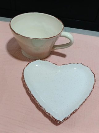 Tazas y platos corazón cerámica