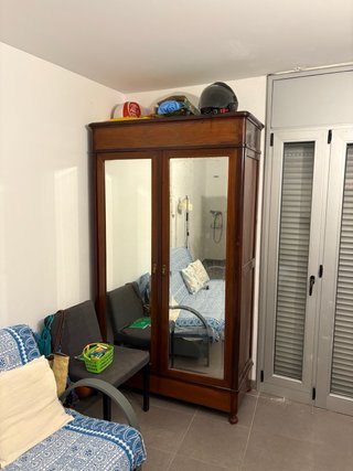 Armario antiguo de madera con espejos