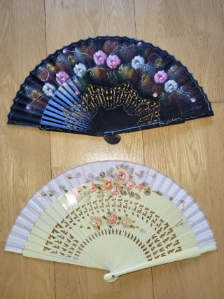 2 abanicos madera pintados a mano - LOTE 7