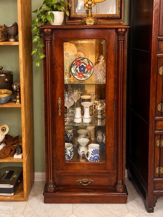 Vitrina de madera y cristal