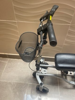 Andador de rodilla con cesta