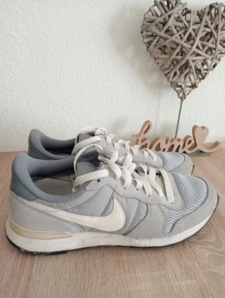 Zapatillas Nike grises y blancas mujer