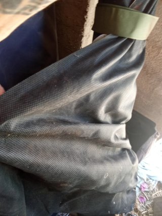 Rollos de tela beige y negro