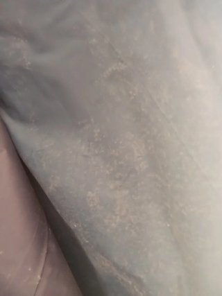 Rollos de tela beige y negro