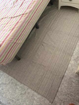 Alfombra de tela beige para habitación