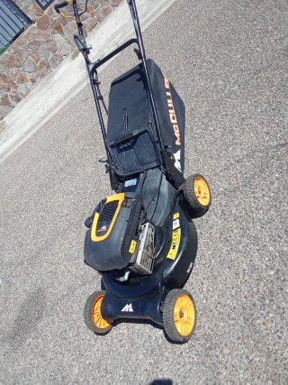 Cortacésped de gasolina negro y naranja