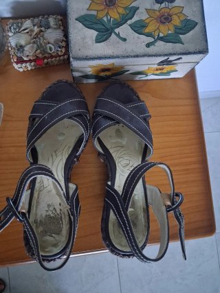Sandalias cuña marrones