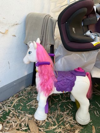 Unicornio de juguete con crin rosa