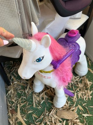 Unicornio de juguete con crin rosa