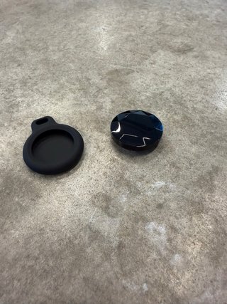 Apple AirTag con funda negra