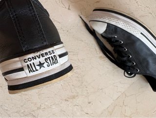 Converse All Star Negro estilo cuero
