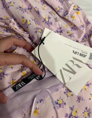 Vestido corto floral lila Zara talla S