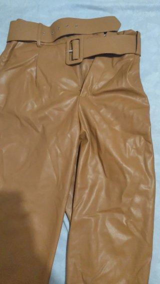 Pantalón efecto piel Zara con cinturón Talla S
