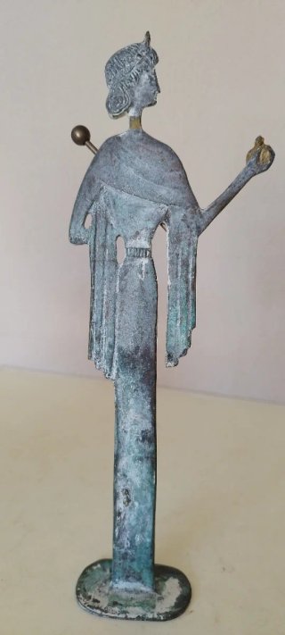 Escultura metálica. Inspirada en el arte griego y