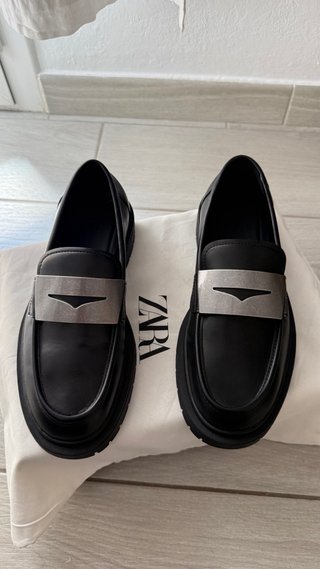 Mocasines Zara Negros con Detalle Metálico