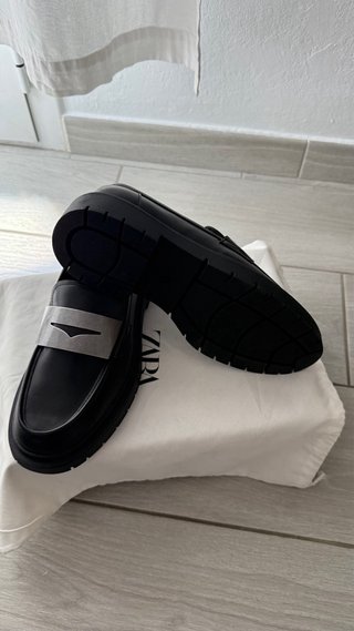 Mocasines Zara Negros con Detalle Metálico