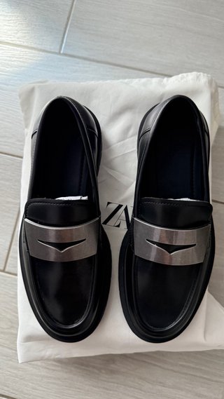 Mocasines Zara Negros con Detalle Metálico