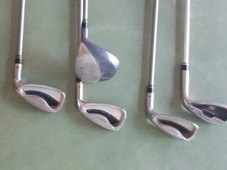 Bolsa de golf con palos y pelotas