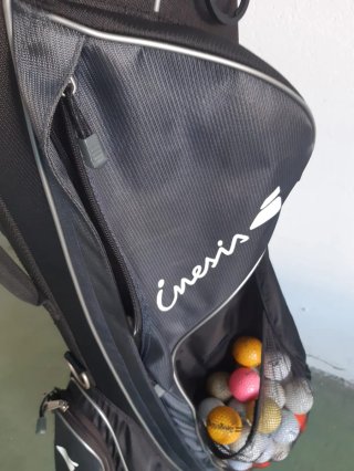 Bolsa de golf con palos y pelotas