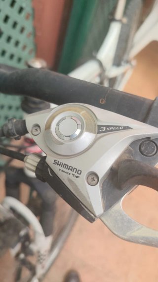 Bicicleta con mochila, casco y chaleco