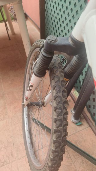 Bicicleta con mochila, casco y chaleco