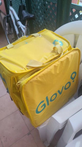Bicicleta con mochila, casco y chaleco
