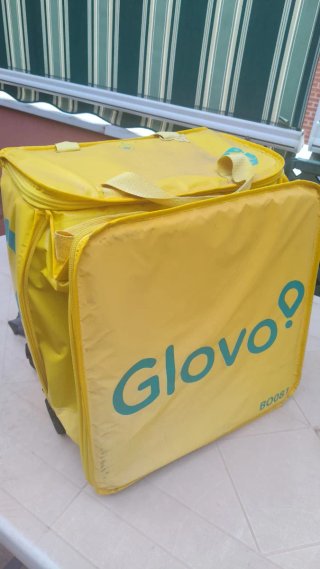 Bicicleta con mochila, casco y chaleco