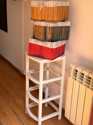 Mobile con 3 ceste in vimini e legno