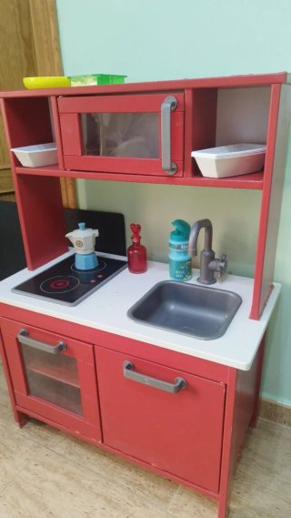 Cocina de madera roja con accesorios 40€